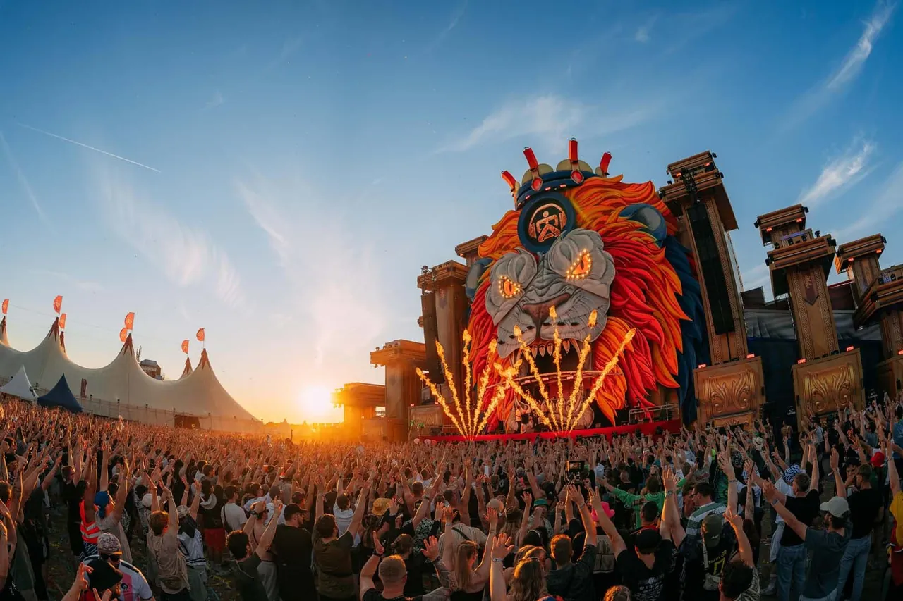 The Harder Stage lion head at sunset, in 2026.