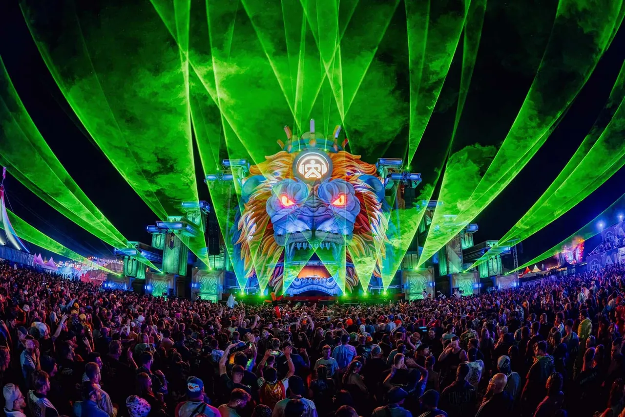 The lion-head Harder Stage, inspired by the arms of the County of Holland, under lasers in 2026.