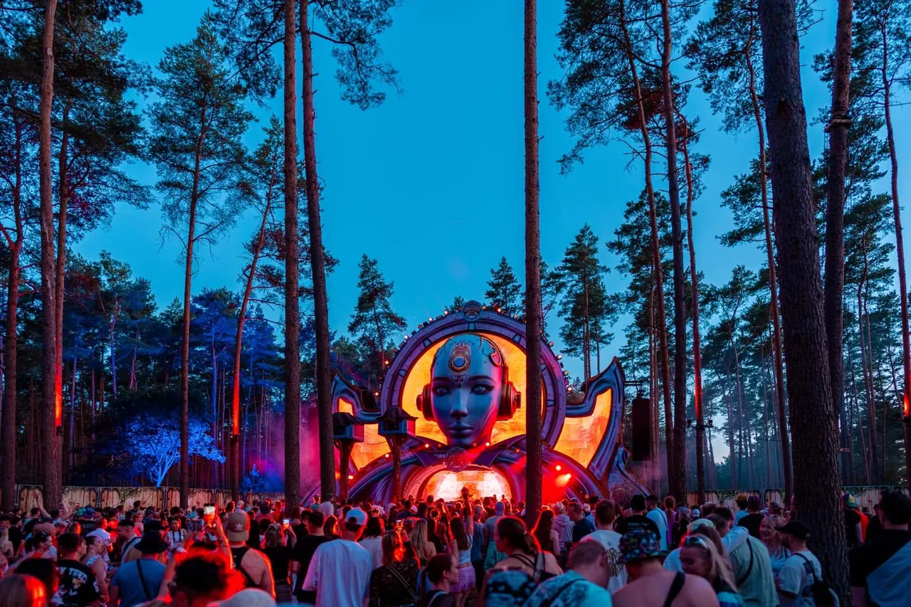The Face, the stage opened in 2026 in the forest next to the site, at nightfall.