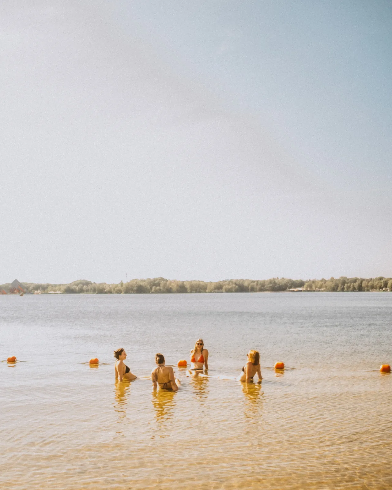 Baignade dans le lac de Beekse Bergen, zone balisée, édition 2026 ; la scène principale se devine à gauche, sur l'autre rive.