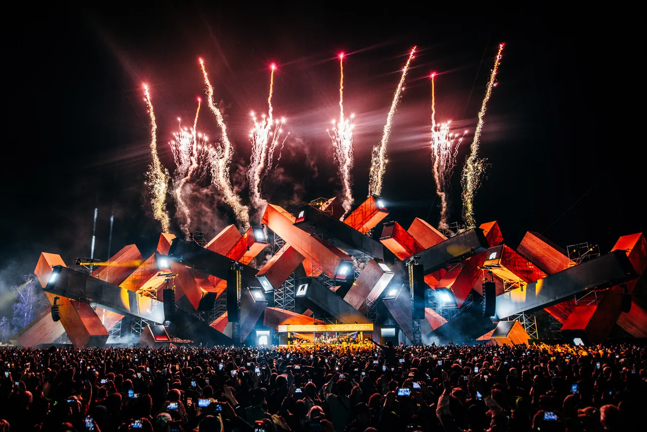 L'Area V, scène principale, sous les feux d'artifice, le 7 juillet 2024 à Hilvarenbeek.