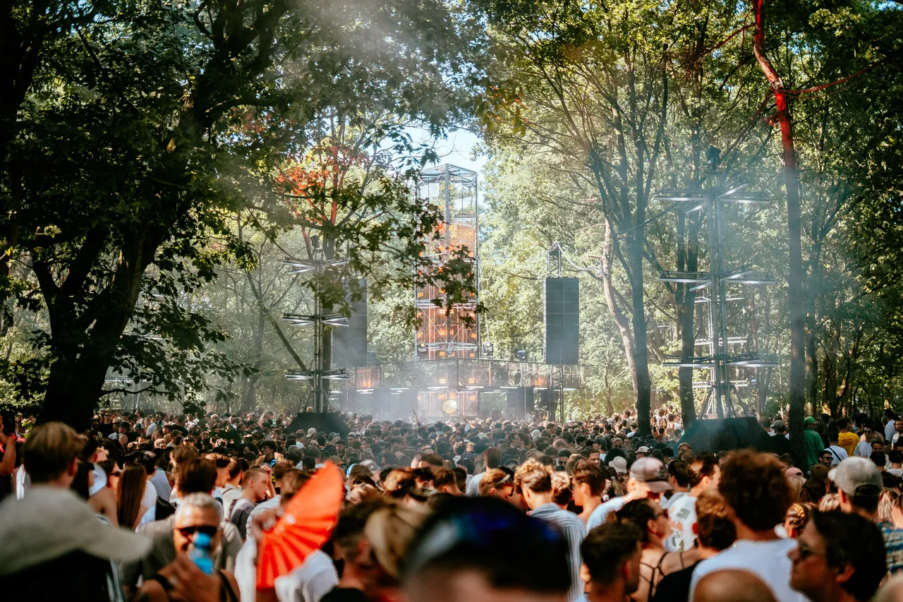 La scène de la forêt en plein après-midi, le samedi 12 juillet 2025.