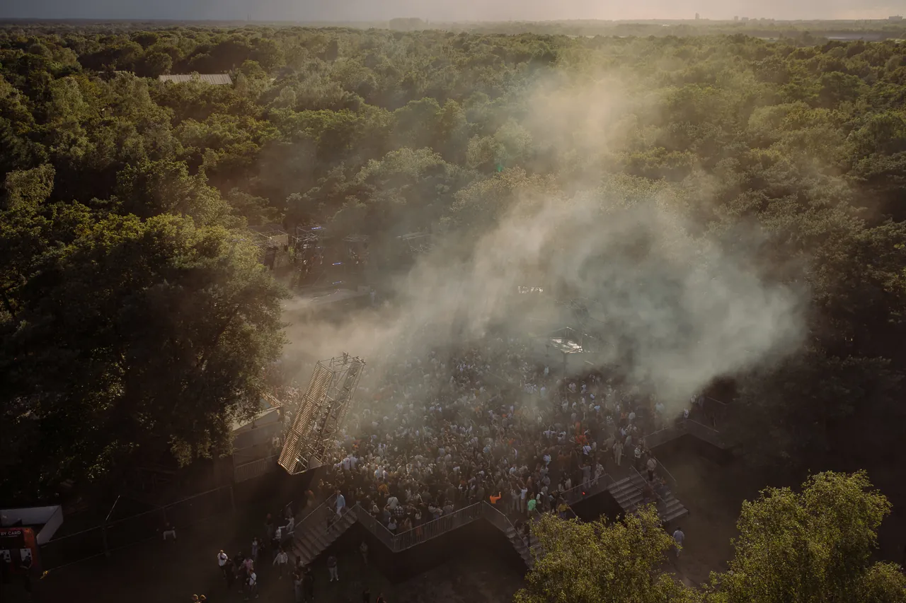 Vue aérienne d'une scène nichée dans les bois, sous la fumée, le 6 juillet 2024.
