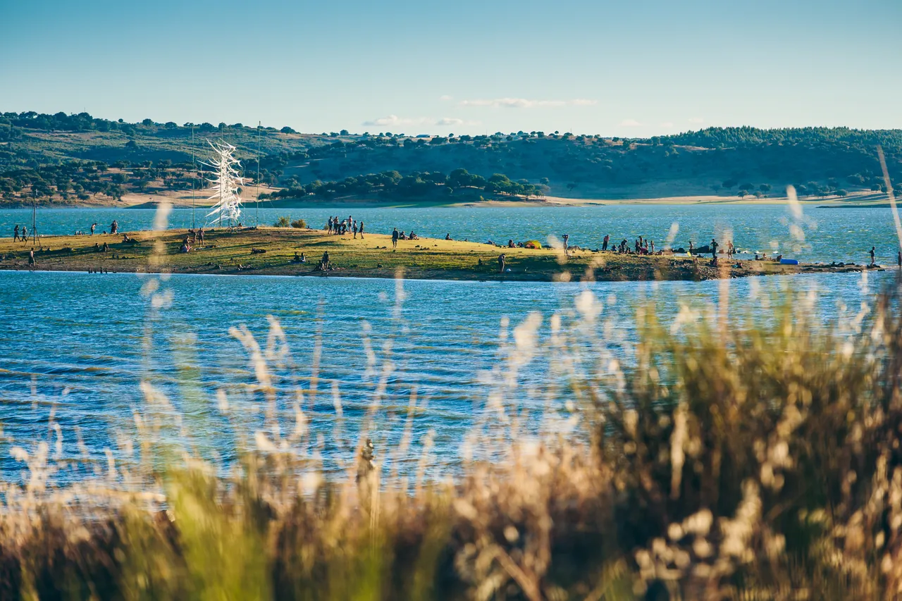 Le lac de Boomland en plein jour, une presqu'île et une installation au loin.