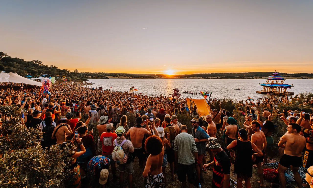 La foule réunie au bord du lac pour le coucher du soleil.
