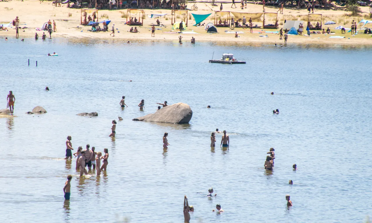 Baignade dans le lac, à la plage du festival.