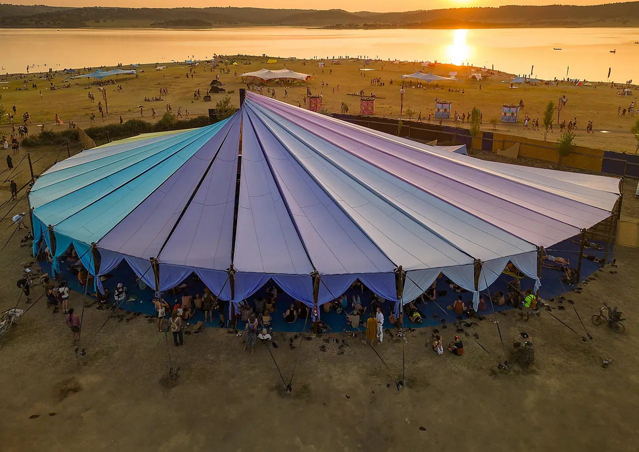 Le grand chapiteau du Liminal Village, espace des conférences et des débats, vu d'en haut au coucher du soleil.