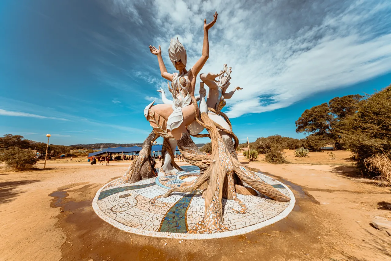 Une sculpture monumentale de l'édition 2025 dressée sur son socle en mosaïque, près du lac. (l'organisateur cite une sculpture monumentale de Daniel Popper en 2025 ; attribution de celle-ci non vérifiée)