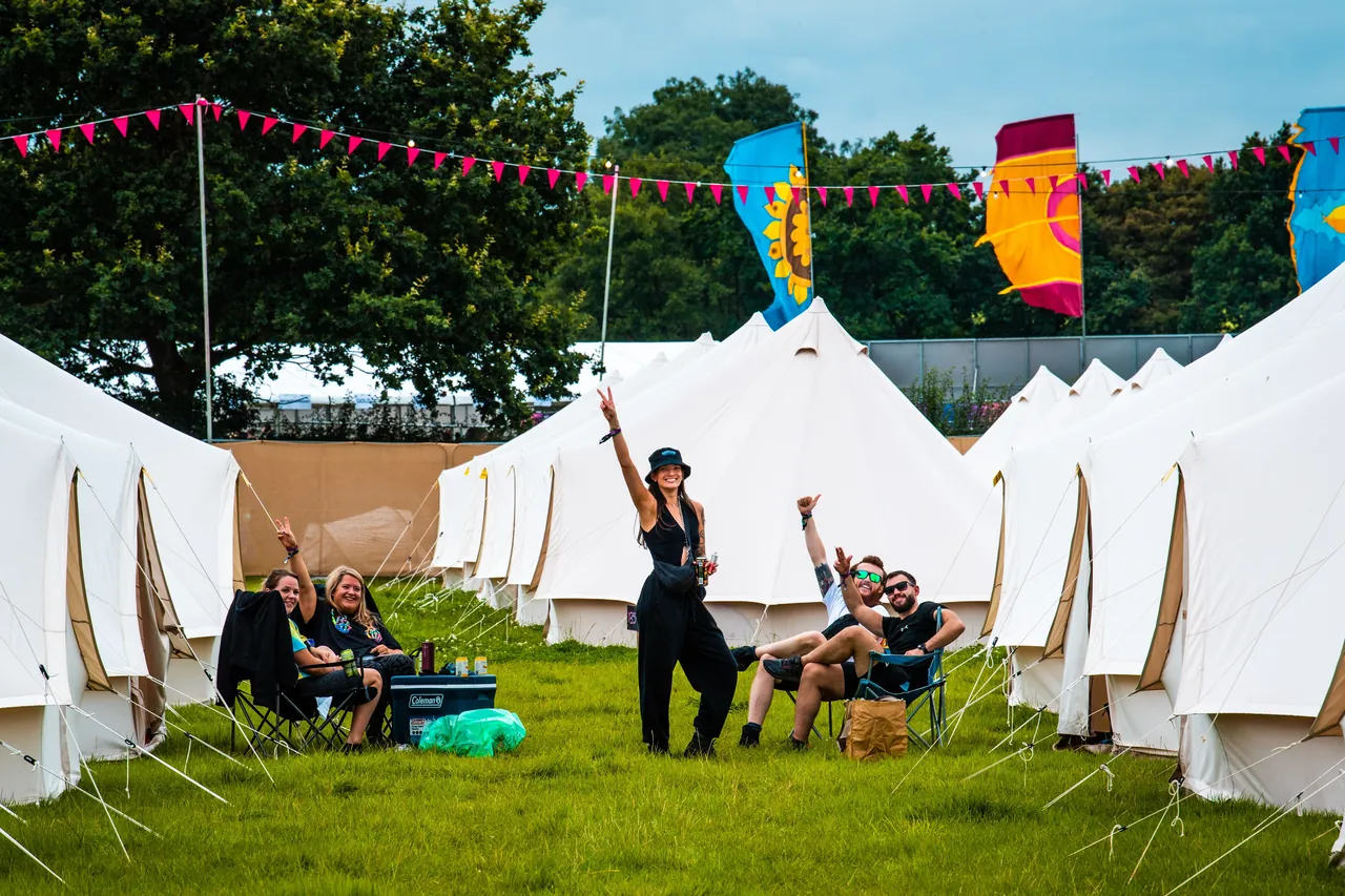 Tentes cloches montées d'avance dans un camping de confort, le jeudi d'ouverture de l'édition 2023.