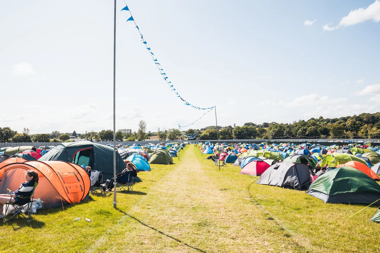 Une allée du camping standard le samedi après-midi de l'édition 2024.