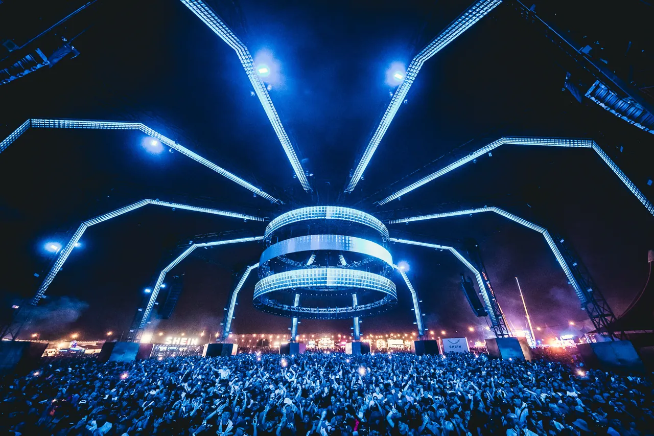 HALO, la scène circulaire à 360° inaugurée en 2025, le vendredi soir de l'édition.