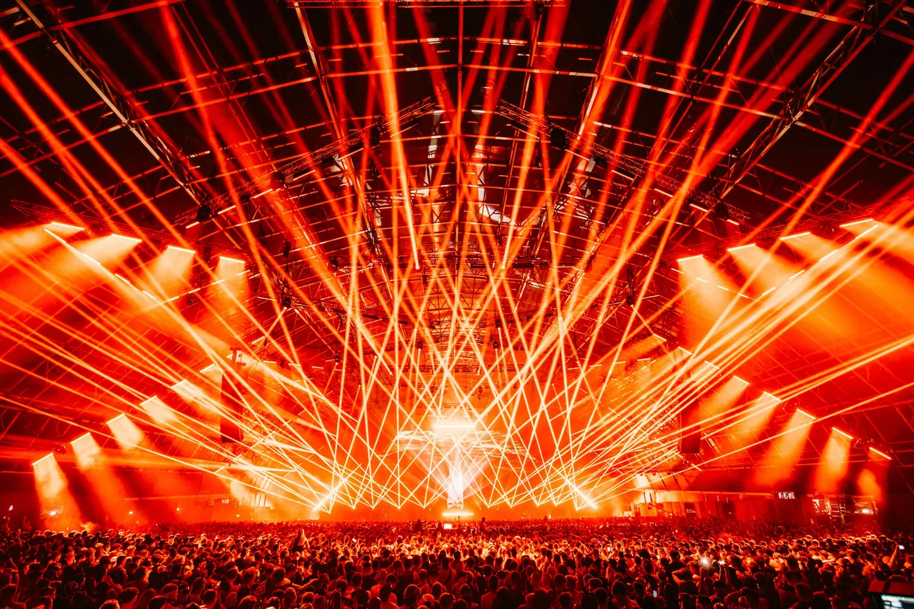 Le Steel Yard sous les lasers pendant le set de Sara Landry, samedi 23 août 2025.