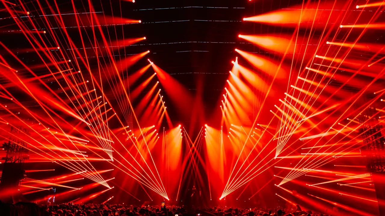 Lasers rouges dans l'APEX, la grande scène couverte, pendant le set de Duke Dumont le dimanche 30 août 2026.