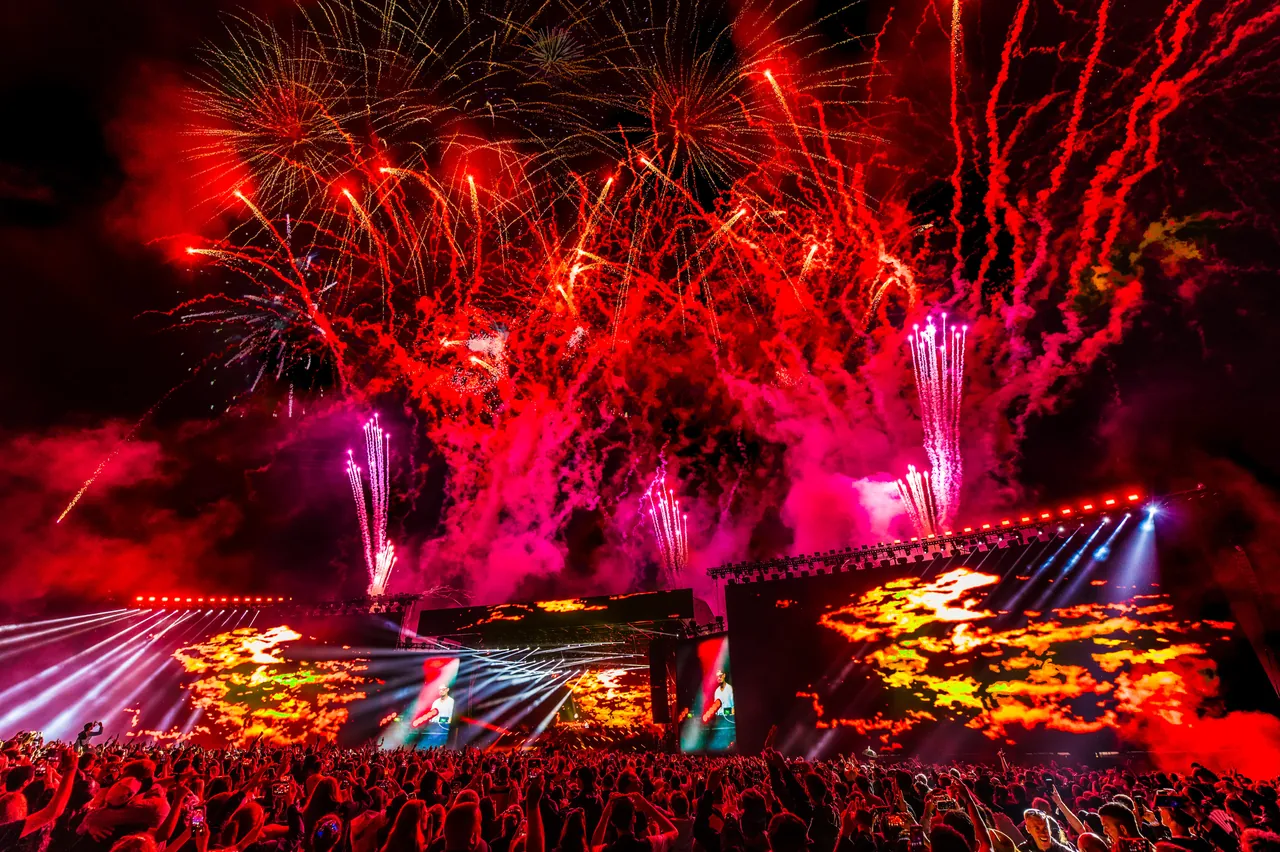 Feu d'artifice au-dessus de l'Arc pendant le set de Sonny Fodera, dimanche 30 août 2026.