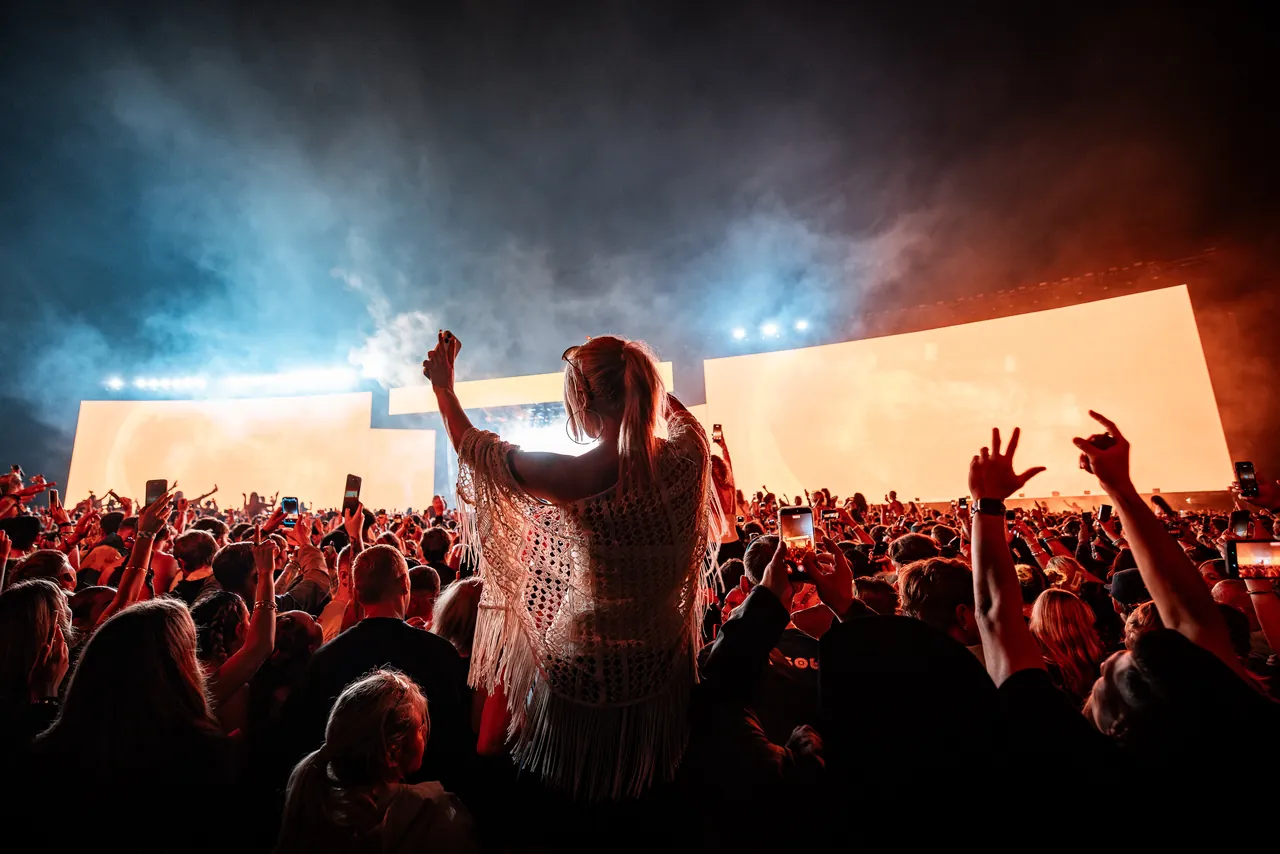 La foule de l'Arc, la grande scène en plein air, le samedi soir de l'édition 2026.
