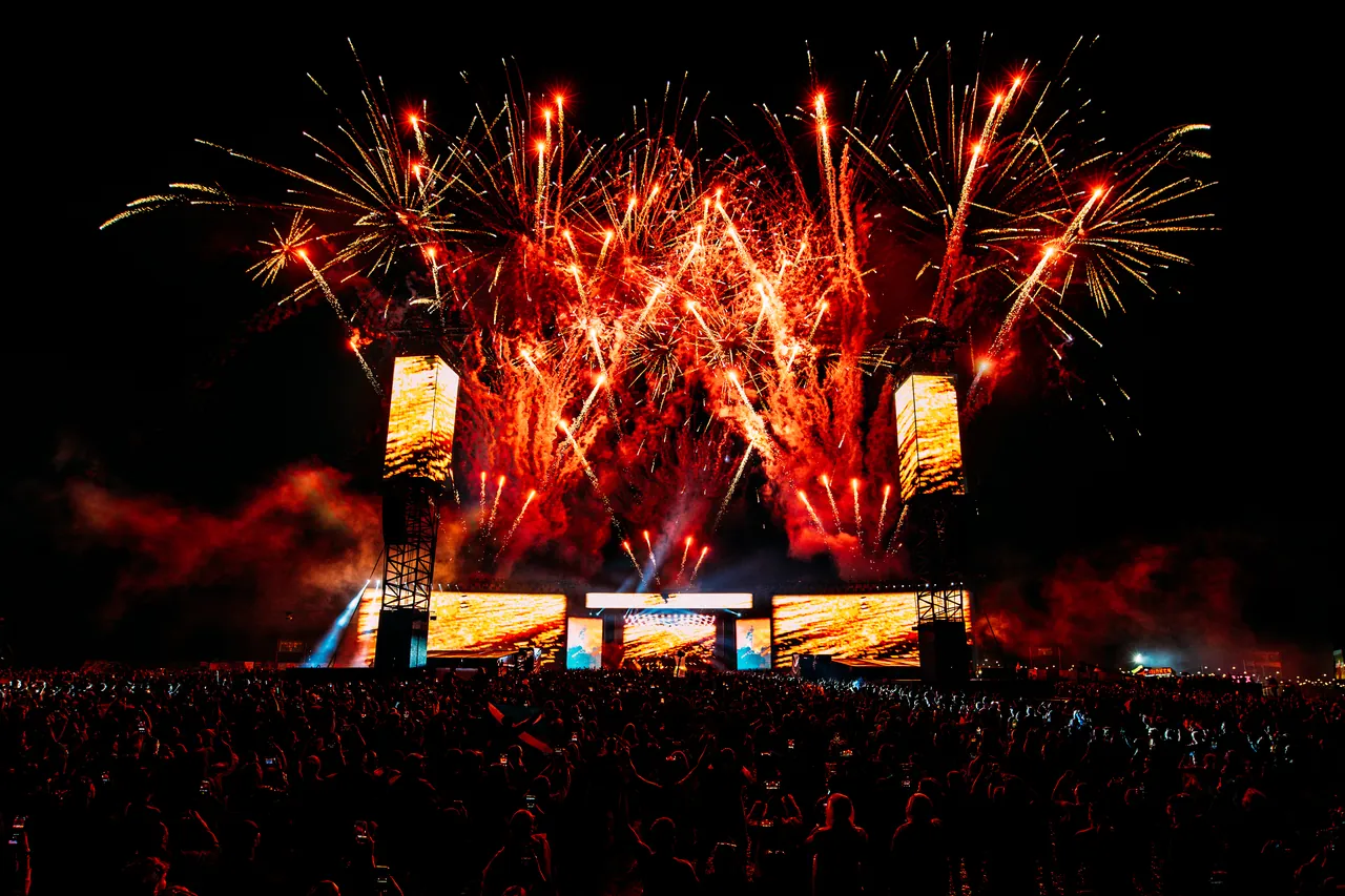 Feu d'artifice sur une scène en plein air vers 23 h, le dimanche 30 août 2026, dernier soir du festival.