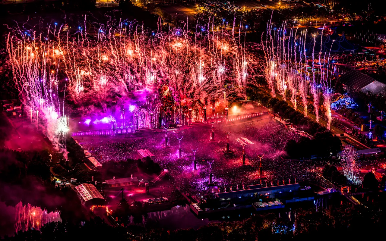 Vue aérienne de nuit le vendredi 27 juin 2025 : feux d'artifice tirés tout autour de la RED et de la grande roue.