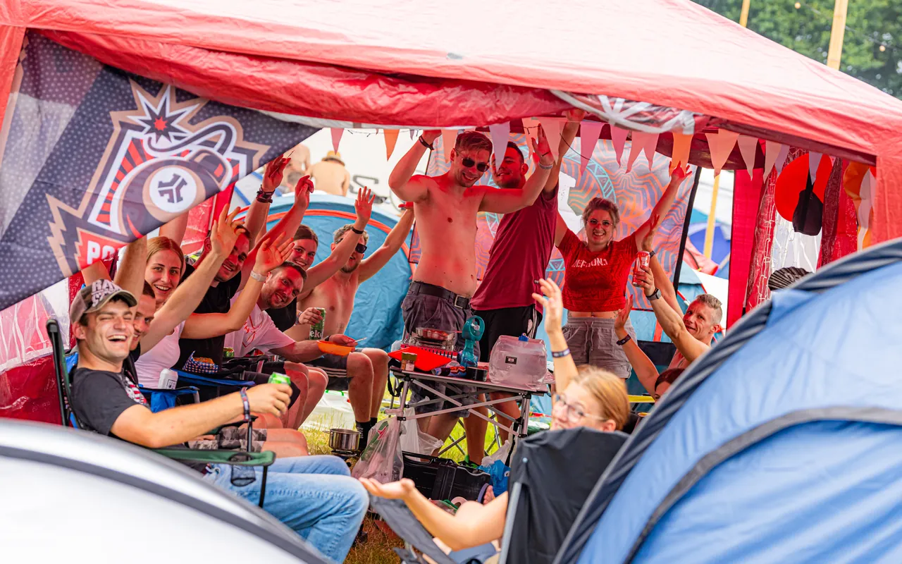 Un groupe d'amis sous son barnum dans un Friends Camp des Camping Grounds.