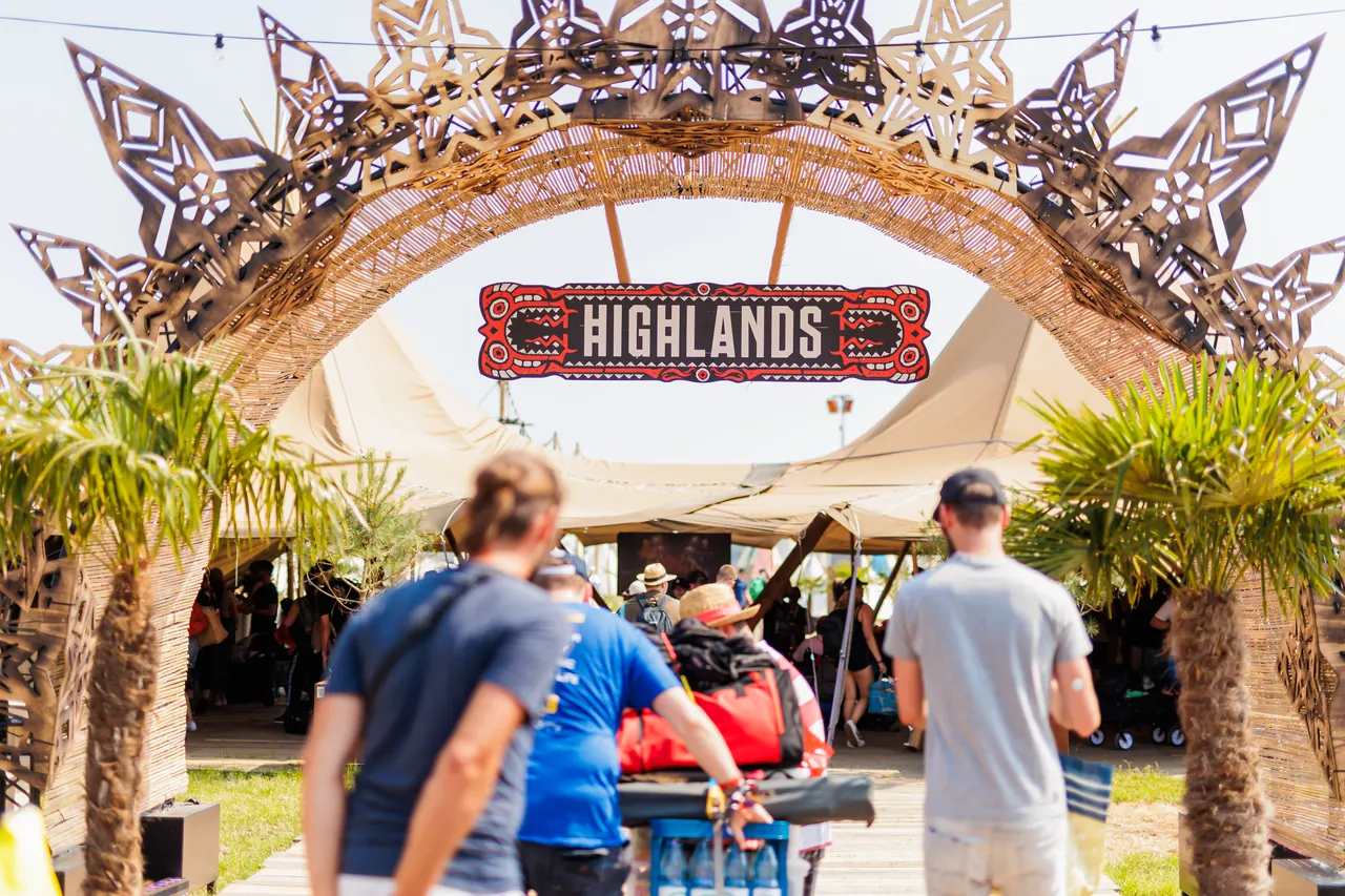 L'arche d'entrée de The Highlands, camping réservé à ses résidents, le jeudi 27 juin 2024.