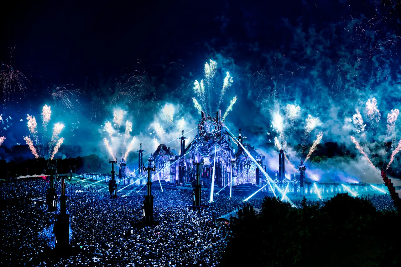 L'Endshow du samedi 28 juin 2025 sur la RED, lasers et pyrotechnie bleus.