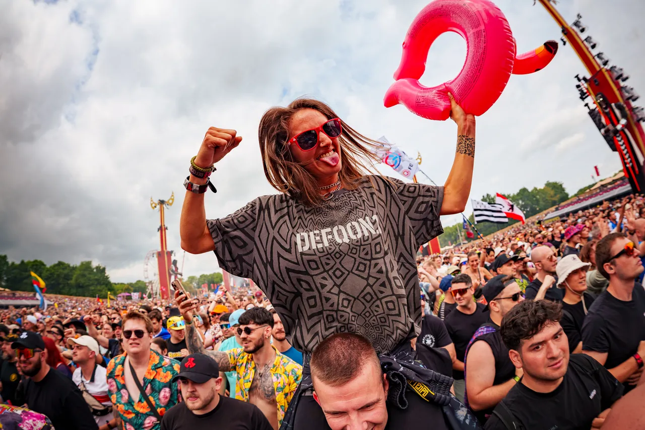 Une festivalière juchée sur des épaules dans la foule de la RED, le vendredi 27 juin 2025.