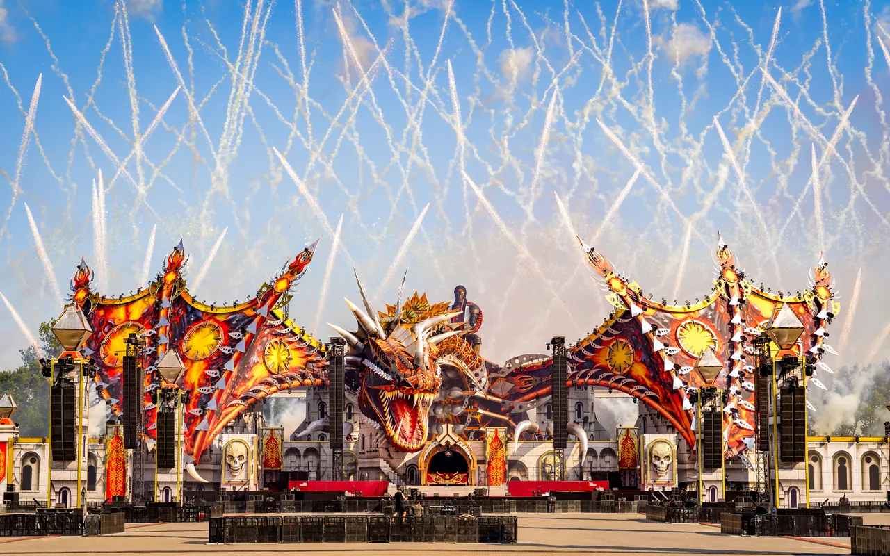 La RED de l'édition 2026 et son dragon, photographiée le samedi 27 juin 2026 sur le site vide : la scène n'a jamais ouvert au public, le festival ayant été arrêté après le jeudi.
