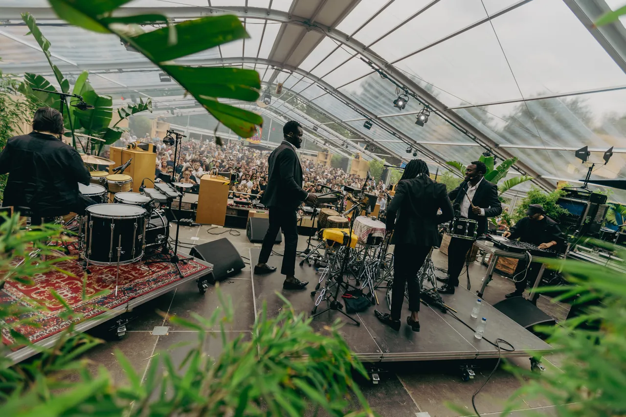 Arsenal Mikebe et Valentina Magaletti en concert sous la verrière du Greenhouse, le dimanche de 2025.