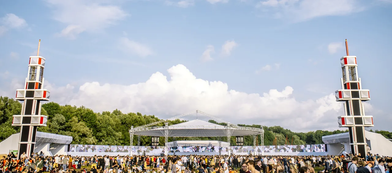 La scène principale de 2019 et ses deux tours de son, en plein après-midi dans la clairière de l'Amsterdamse Bos.