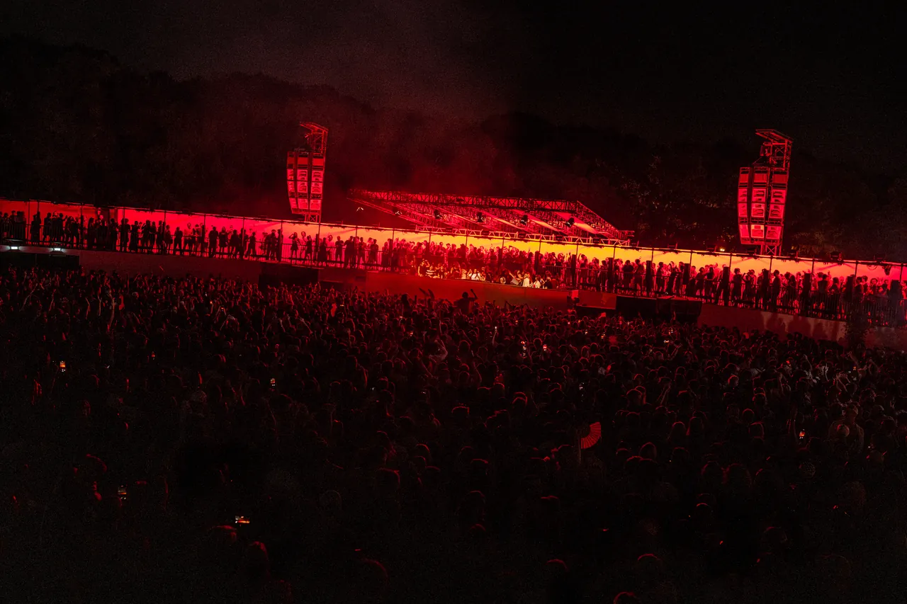 The Loop, arène circulaire de la scène principale, sous une lumière rouge le vendredi 2 août 2024 (Dekmantel Ten).