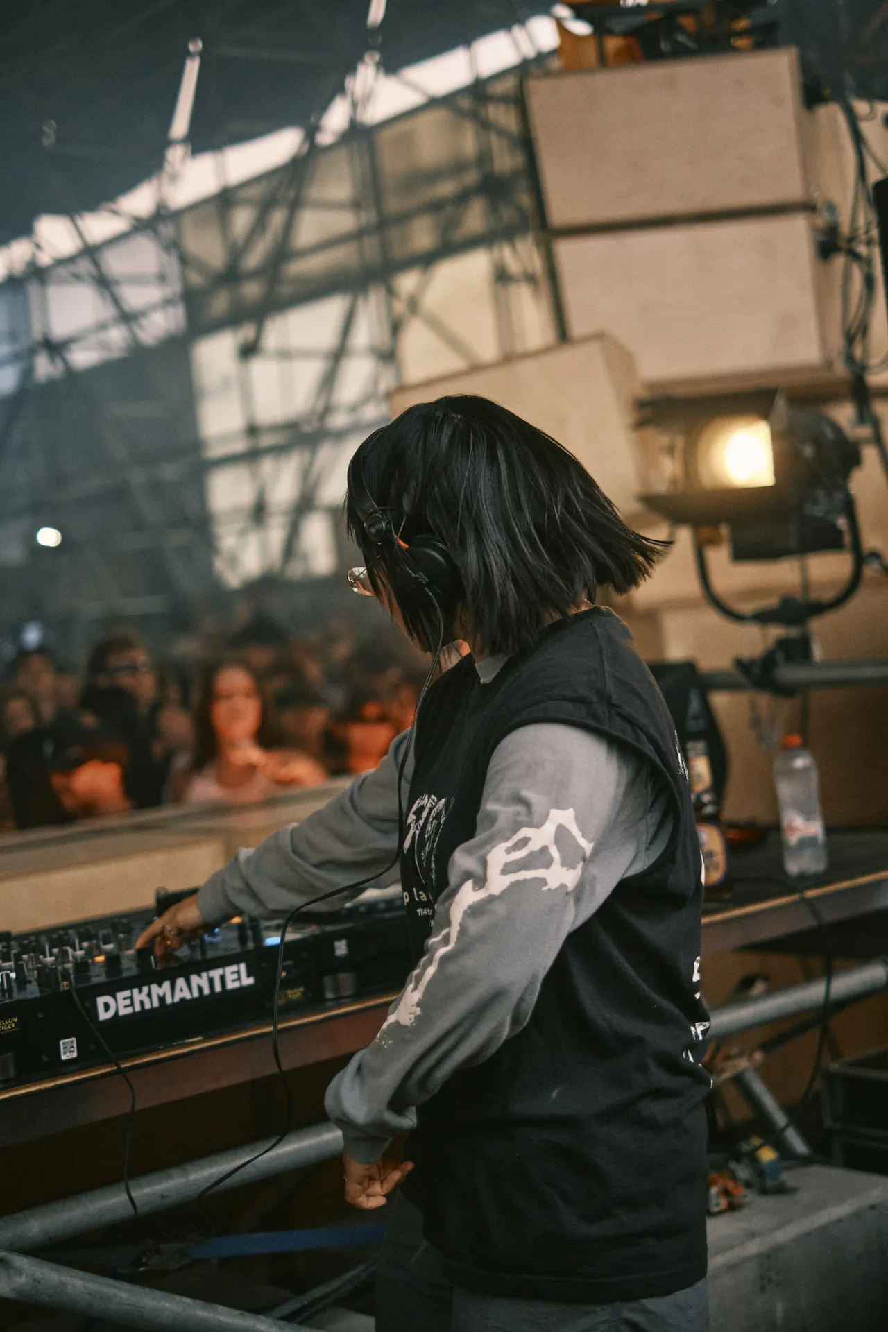 Yaeji face à la foule de The Nest, sous sa charpente métallique, le dimanche de 2025.