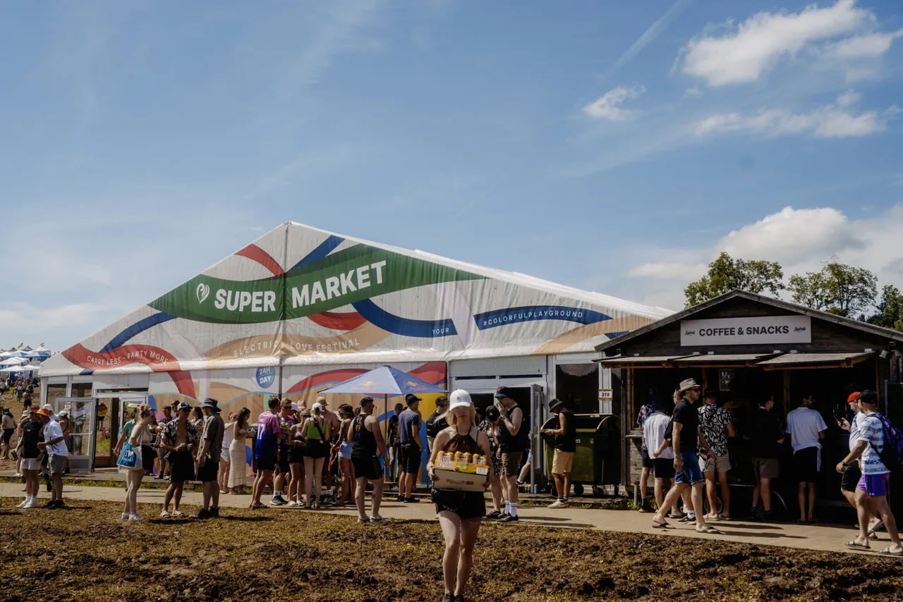 Le supermarché du camping, ouvert 24 h sur 24, et son comptoir café.