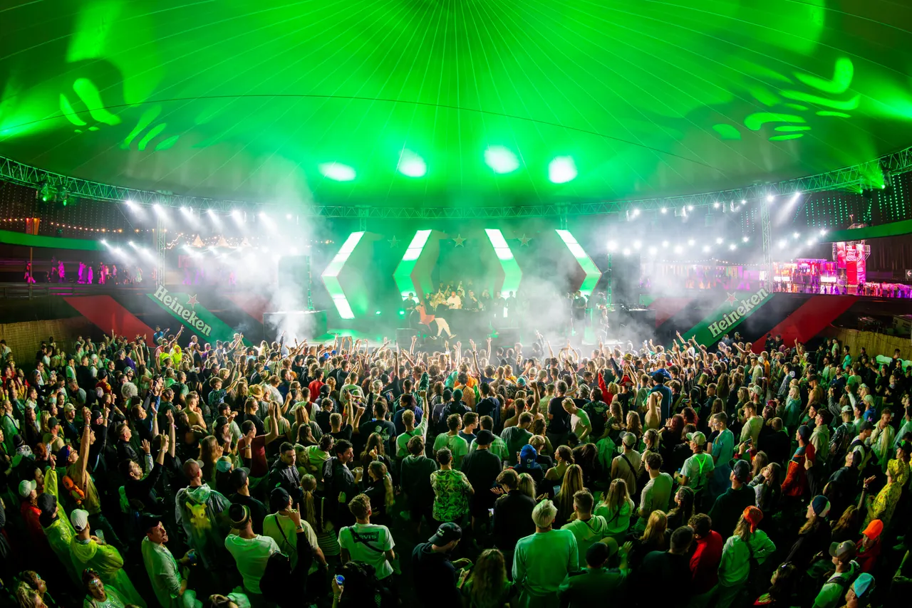 Le Heineken Starclub en pleine nuit, le 7 juillet 2024 à 2 h 25.
