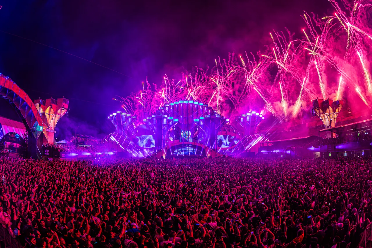 Feu d'artifice sur la Mainstage le soir d'ouverture, jeudi 4 juillet 2024.