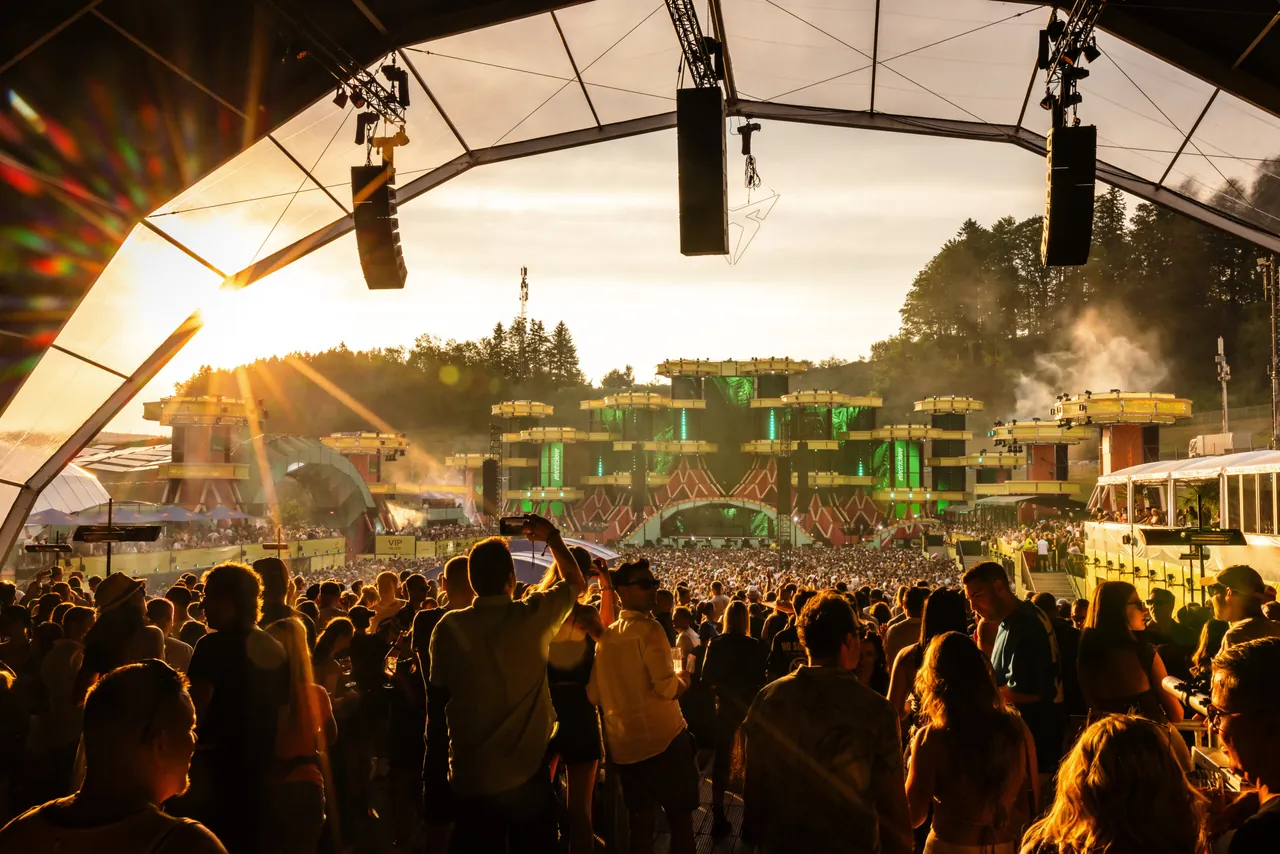 La foule au coucher du soleil, la Mainstage au fond, le 5 juillet 2025.
