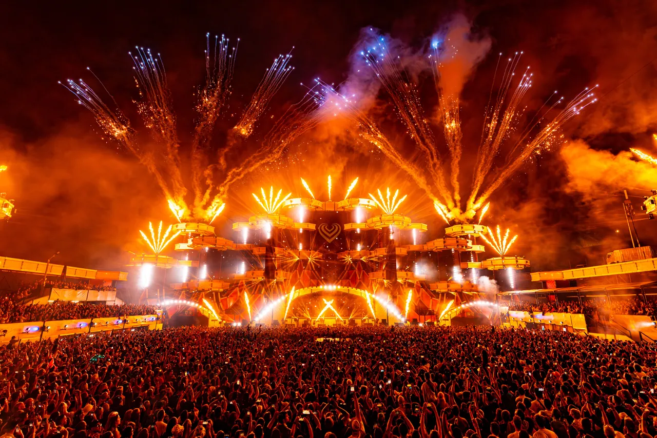 Feu d'artifice au-dessus de la Mainstage, le 3 juillet 2025.