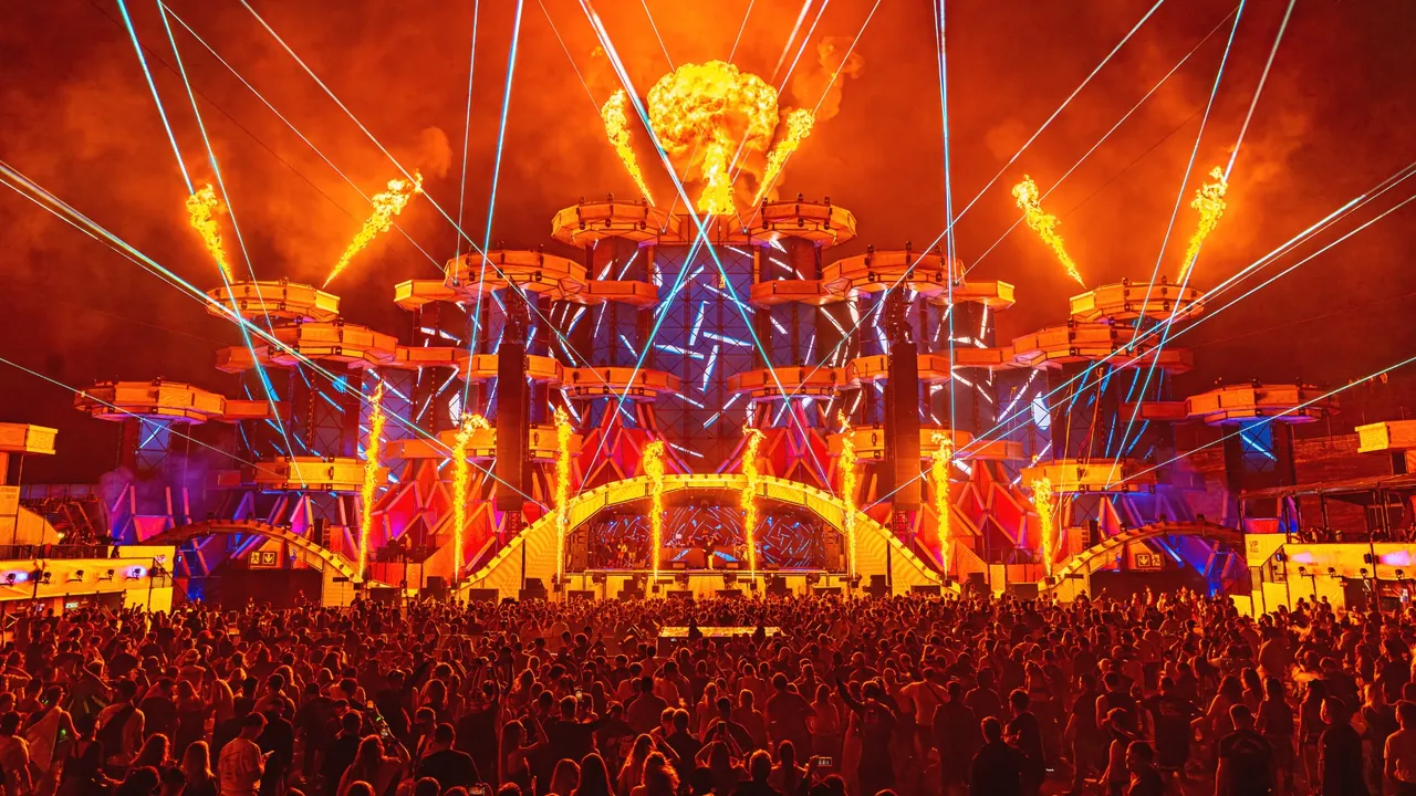 Lasers et pyrotechnie sur la Mainstage le soir de l'Opening Ceremony, le 3 juillet 2025.
