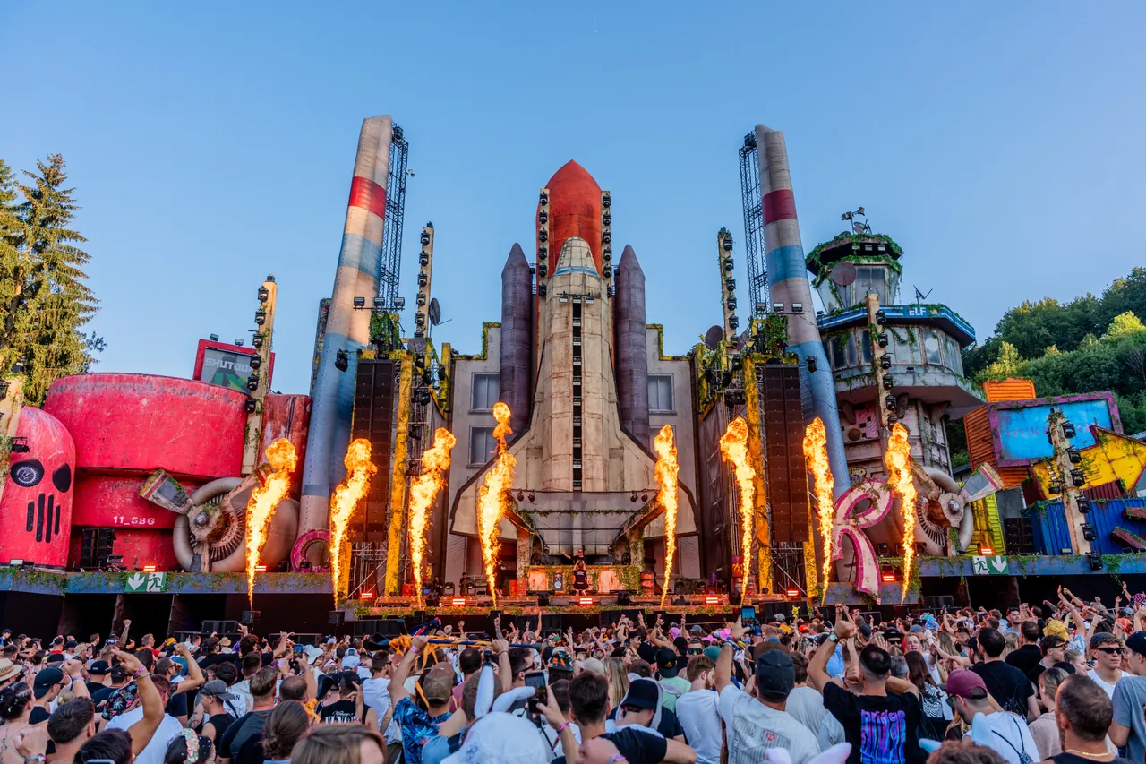 Hard Dance Valley et son décor de navette spatiale, le 11 juillet 2026.