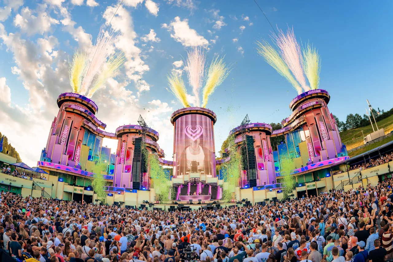 La Mainstage 2026 et ses tours, jets de confettis en fin d'après-midi, le 9 juillet 2026.