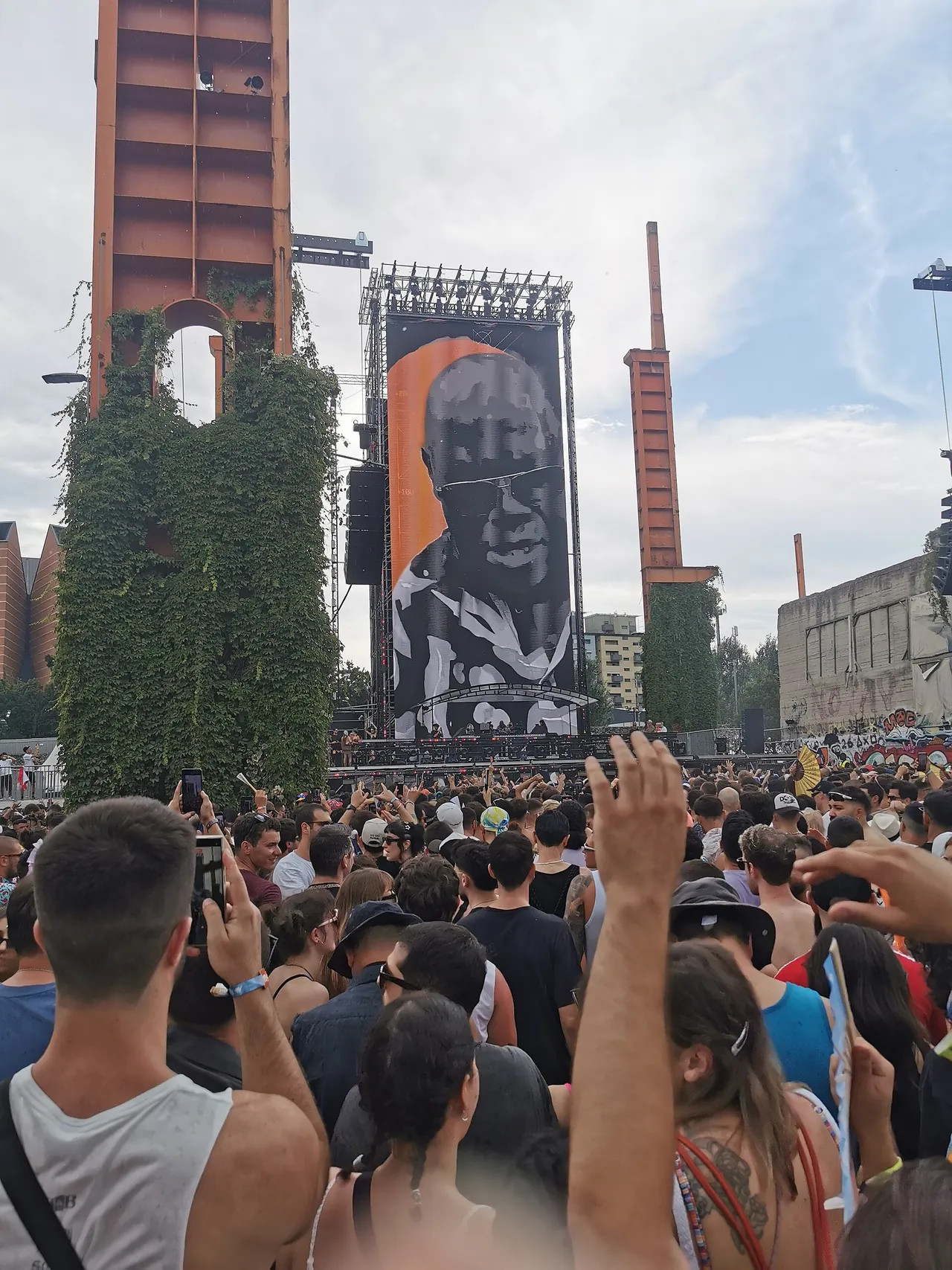Carl Cox's set in front of the giant vertical screen, between the steelworks pillars, on 6 July 2025.