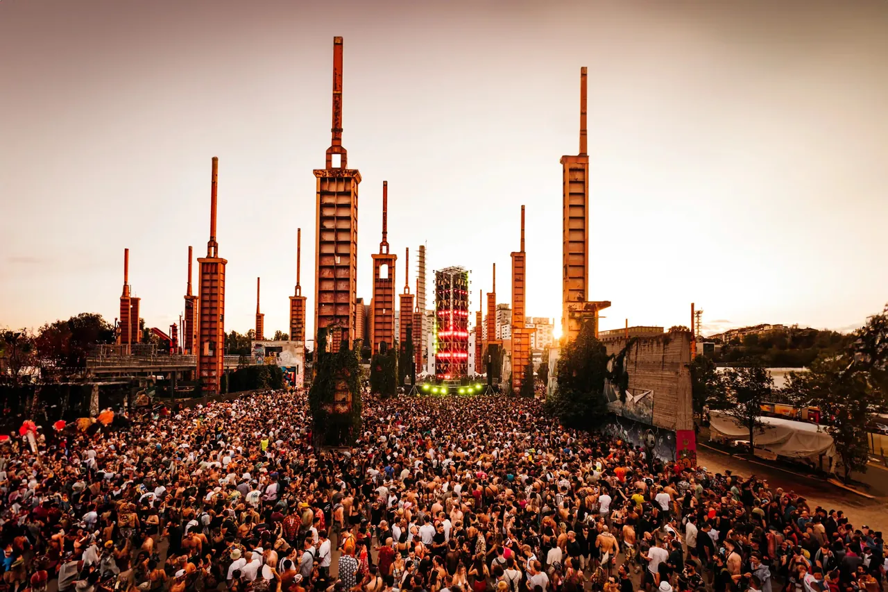 The crowd packed between the steel pillars of the former Vitali steelworks at sunset, in 2023.