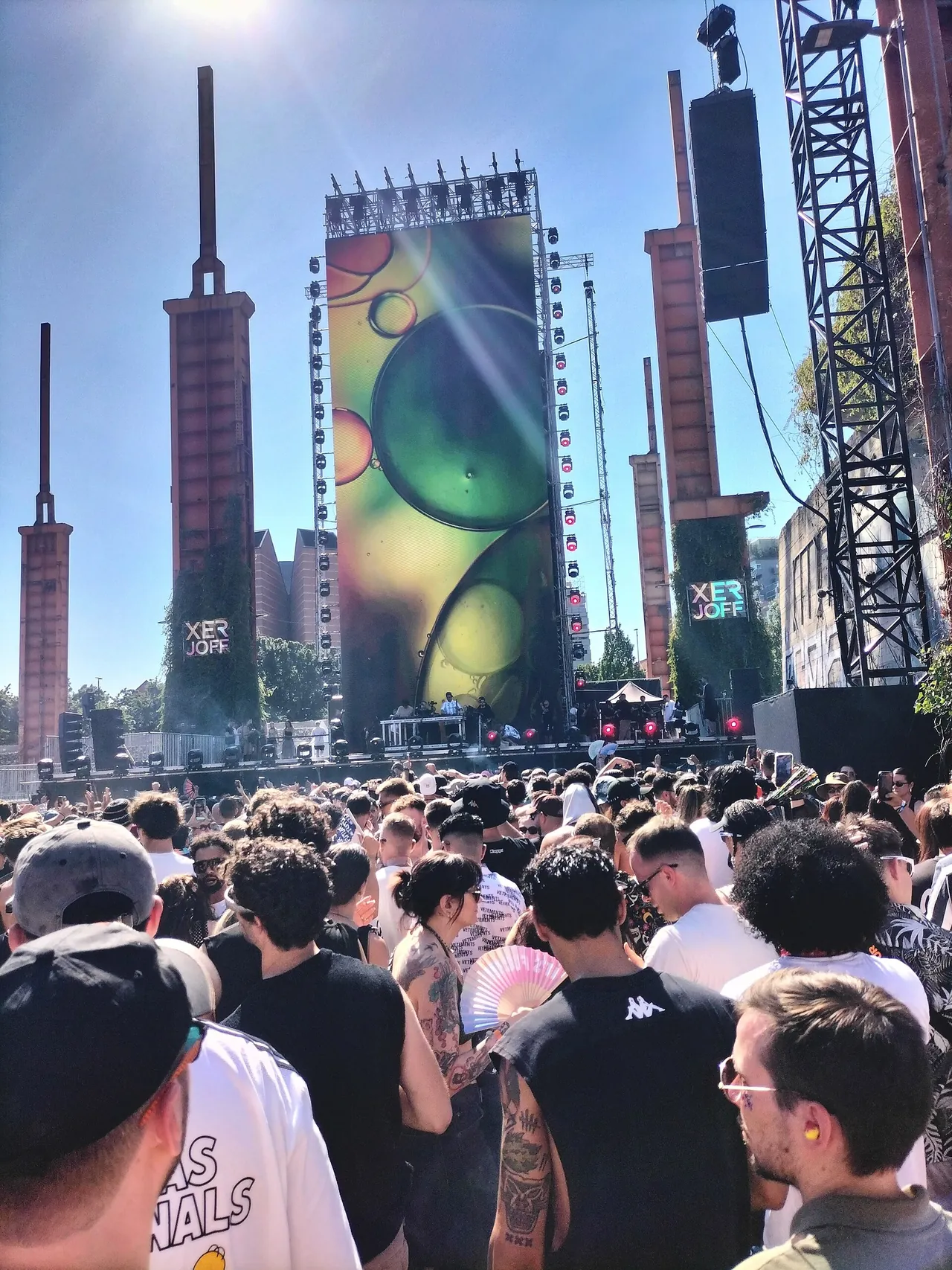 The Voyager Stage and its vertical screen between the steel pillars, on 3 July 2026.