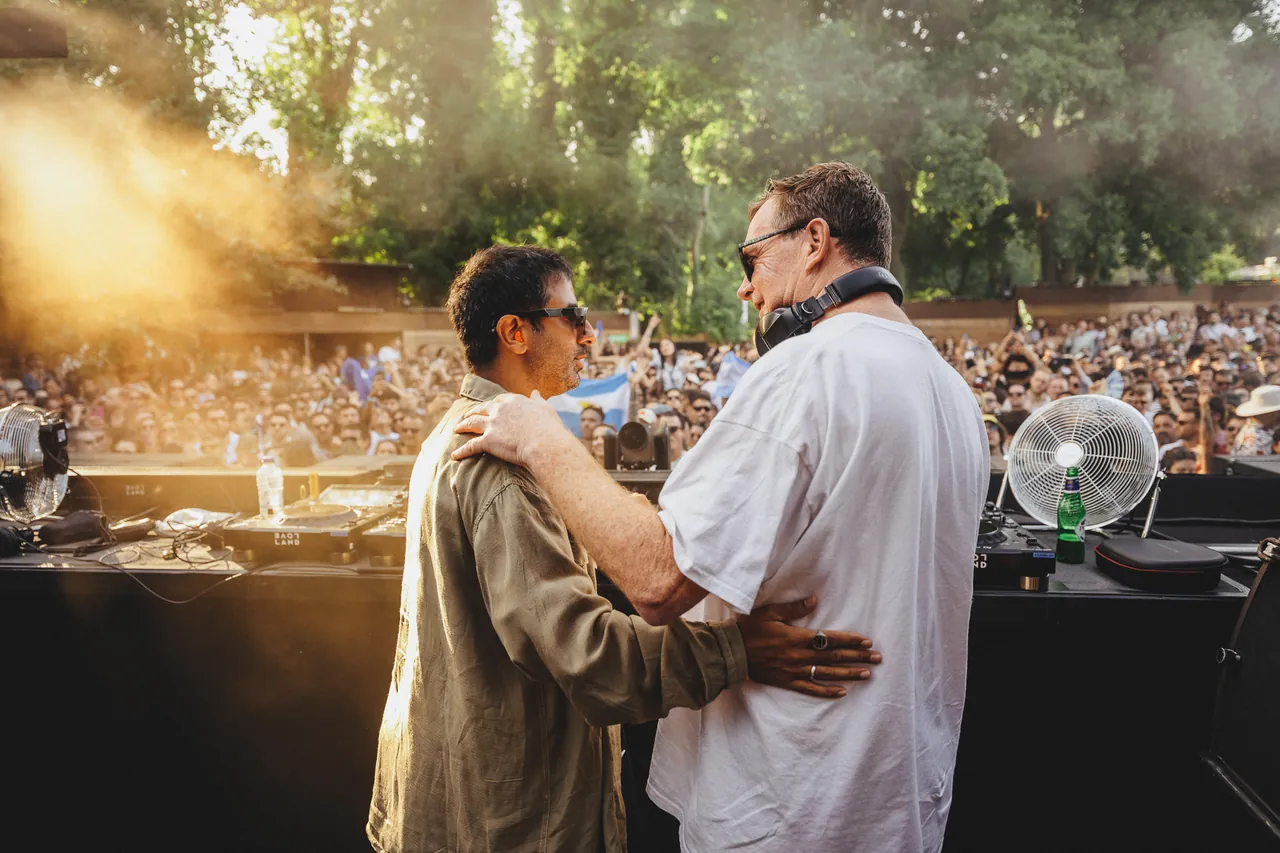 Deux DJ se félicitent en cabine devant le public, le dimanche 10 août 2025.
