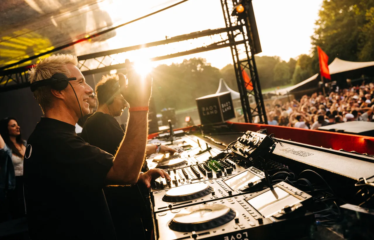 Un DJ en cabine à contre-jour au coucher du soleil, le samedi de l'édition 2023.