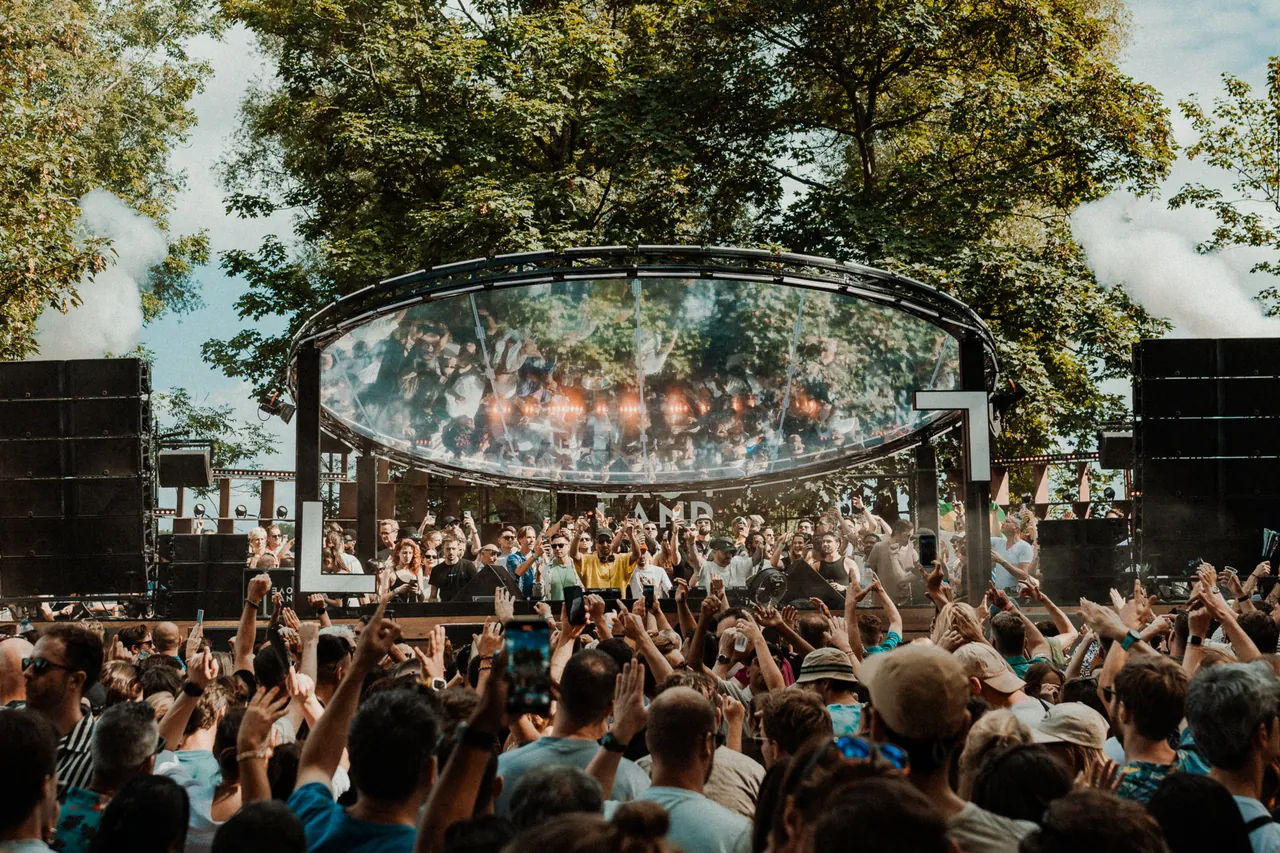 La scène en anneau sous les arbres, le samedi 9 août 2025.