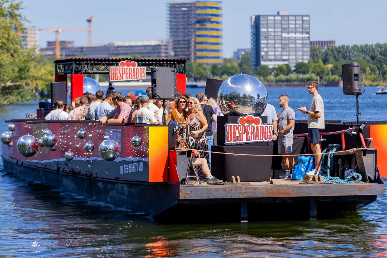 Le bateau-scène Loveland Talent Cruise, accueilli par Desperados, sur le Sloterplas le samedi 8 août 2026.