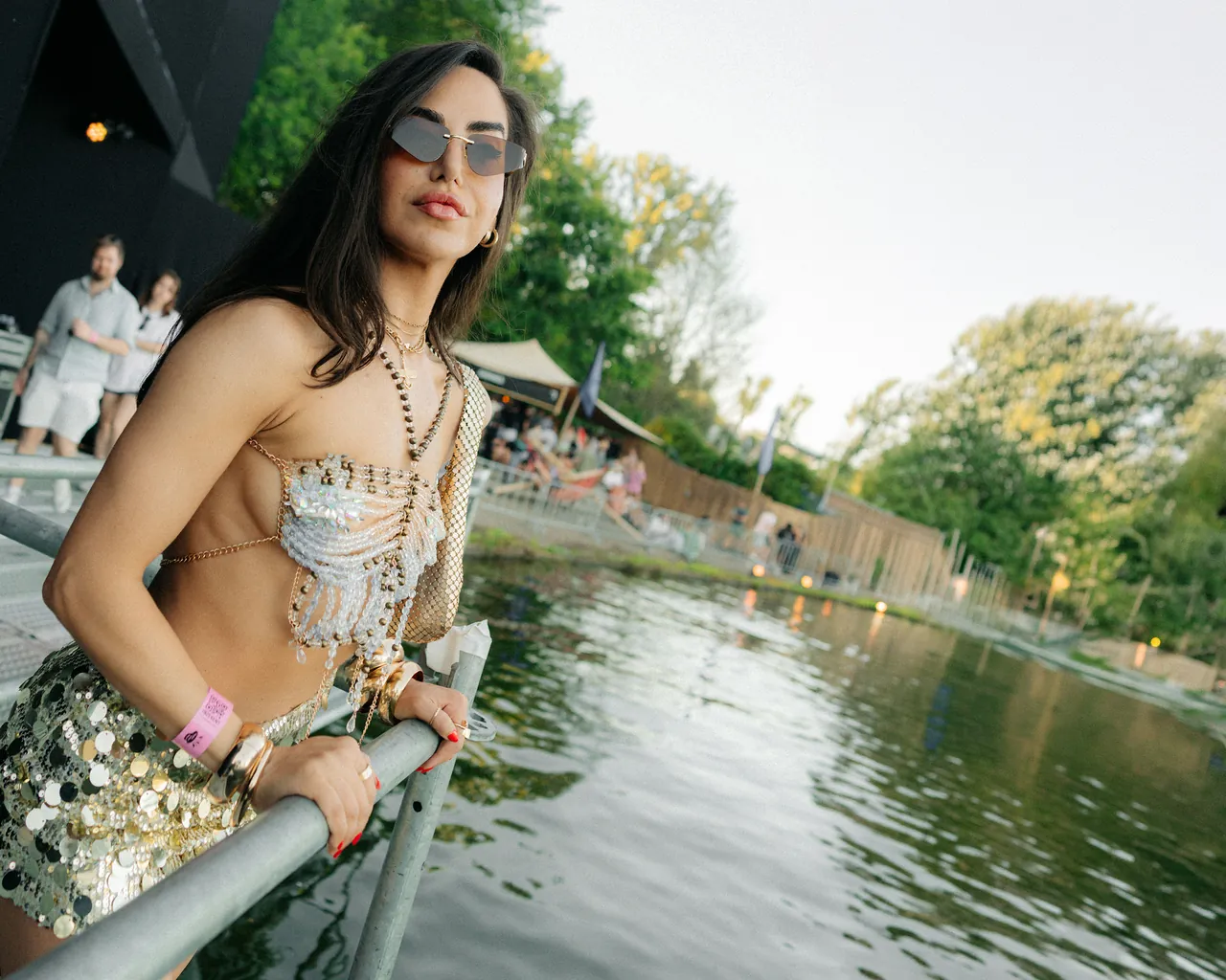 Une terrasse flottante au bord de l'eau, image utilisée par le festival pour présenter les terrasses du Backstage, samedi 9 août 2025.