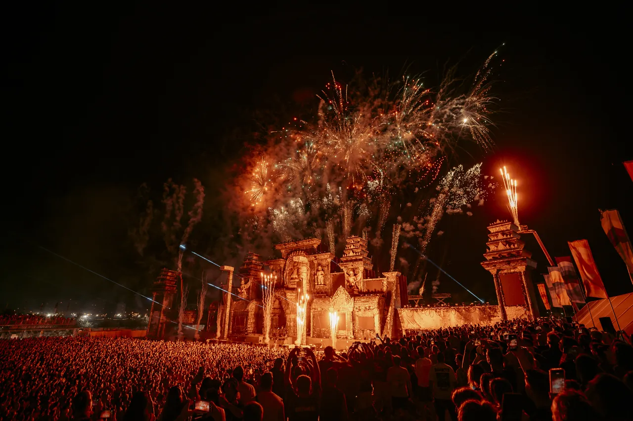 Le mainstage APSARAS sous les feux d'artifice, devant la foule, en août 2026.