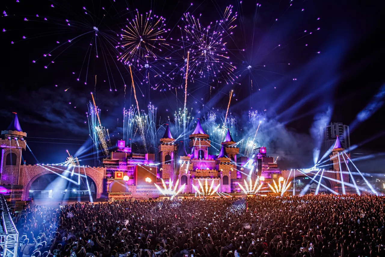 Le château pixelisé du mainstage Arcade Land, feux d'artifice et lasers, en 2025.