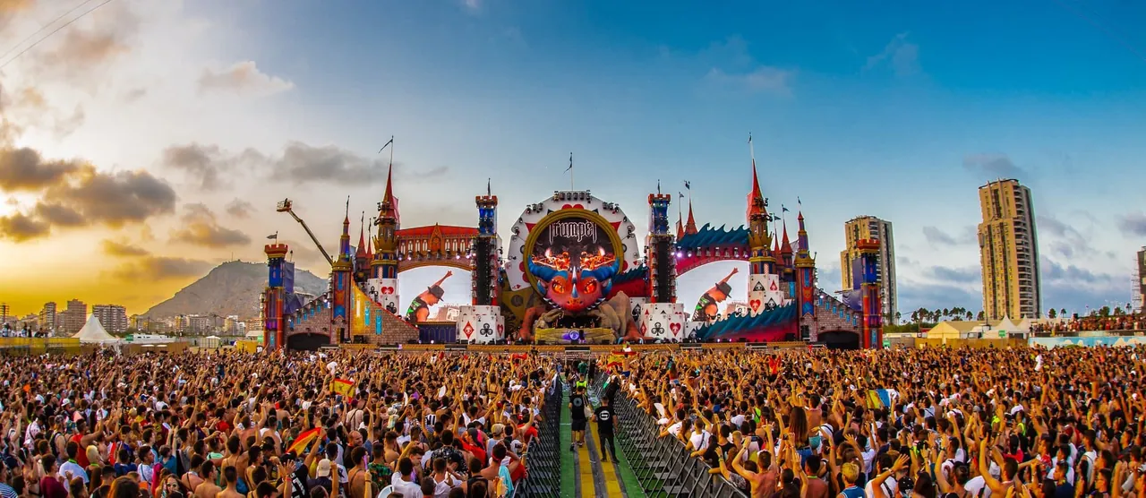 Le mainstage Queen's Castle et la foule au coucher du soleil, avec les tours de Cullera en fond (2019).