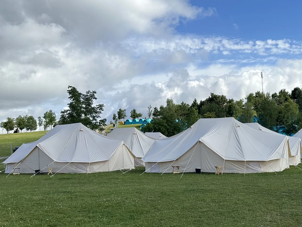 Les tentes Emperor de huit places du Luxury Village, montées sur la pelouse.